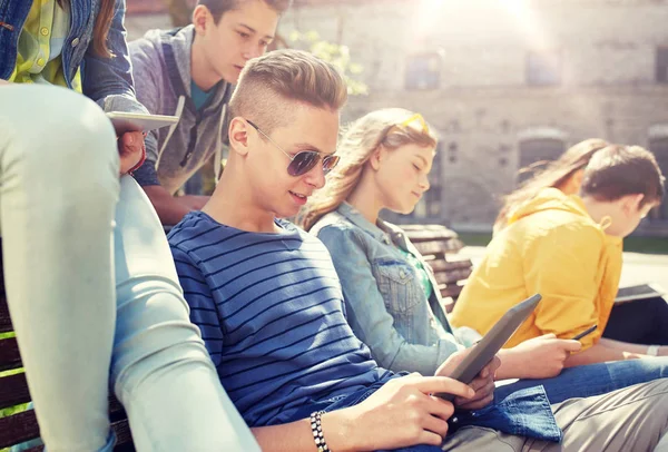 Schülergruppe mit Tablet-PC auf dem Schulhof — Stockfoto