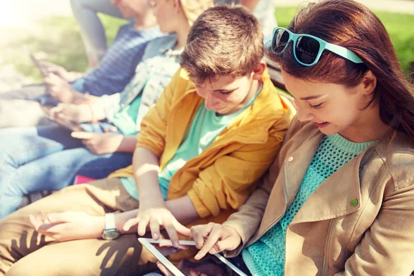 Grupo de alunos com tablet pc no pátio da escola — Fotografia de Stock