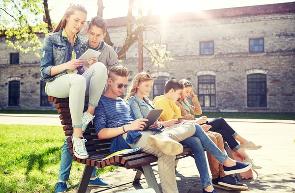 Grupp elever med TabletPC på skolgården — Stockfoto