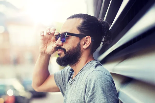 Uomo felice con barba e occhiali da sole sulla strada della città — Foto Stock