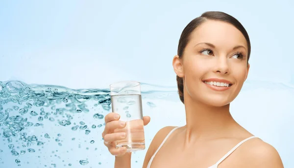 Woman with glass of water over blue background — Stock Photo, Image