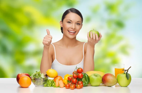 Frau mit pflanzlichem Essen zeigt Daumen hoch — Stockfoto