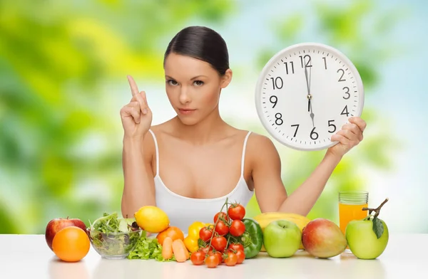 Frau mit Essen und Uhr zeigt sechs — Stockfoto