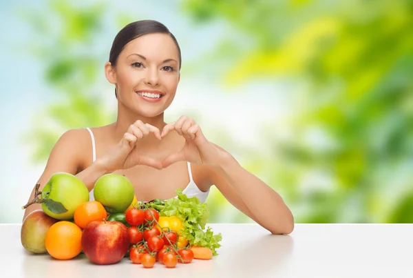 Frau mit Gemüse zeigt Händchenherz — Stockfoto