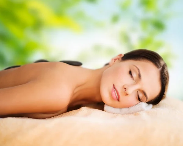 Beautiful woman having hot stone therapy at spa — Stock Photo, Image