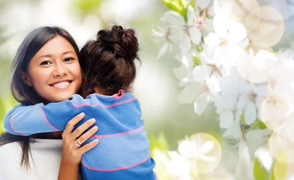 Gelukkig moeder en dochter knuffelen — Stockfoto