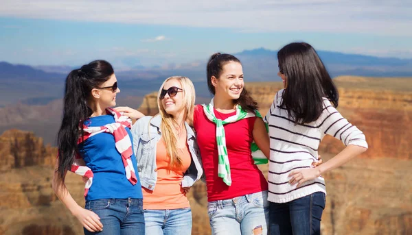 Meninas adolescentes ou mulheres jovens sobre grande canyon — Fotografia de Stock