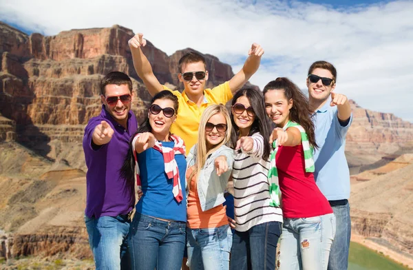 Happy přátelé míří na vás nad grand Canyonem — Stock fotografie