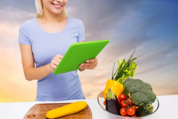 Primer plano de la mujer con la tableta PC y verduras — Foto de Stock