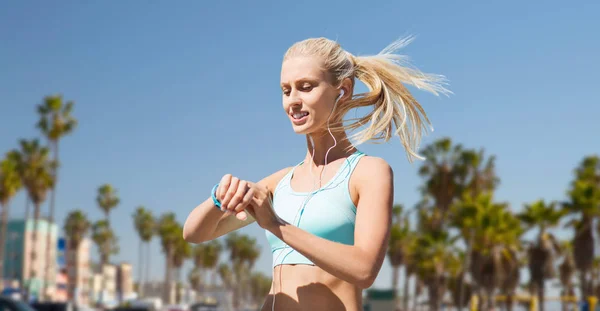 Kvinna med fitness tracker gör sport — Stockfoto