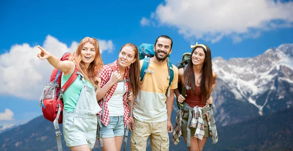 Groupe d'amis avec sacs à dos sur les montagnes — Photo