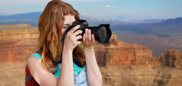 バックパックとグランドキャニオンでカメラを持つ女性 — ストック写真