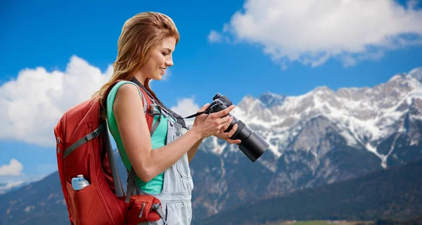 Žena s batohem a fotoaparát přes Alpy hory — Stock fotografie