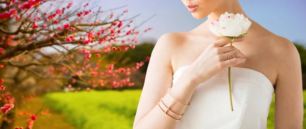 Primer plano de la hermosa mujer con anillo y pulsera — Foto de Stock