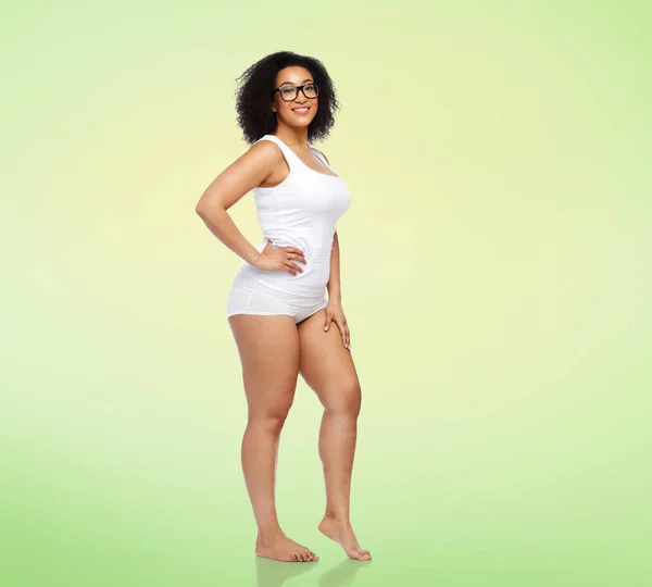 Gelukkig african american vrouw in wit ondergoed — Stockfoto