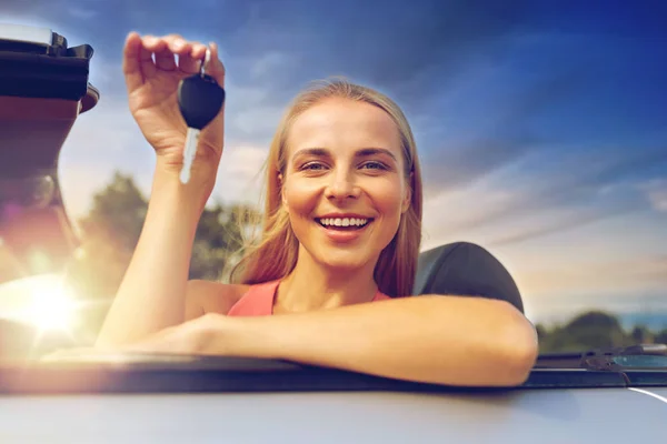Glad ung kvinna med cabriolet bilnyckel — Stockfoto