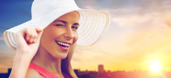 Hermosa mujer sonriente en sombrero de sol sobre puesta de sol —  Fotos de Stock