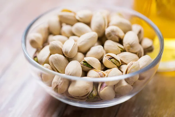 Menutup kacang Pistachio dalam mangkuk kaca — Stok Foto