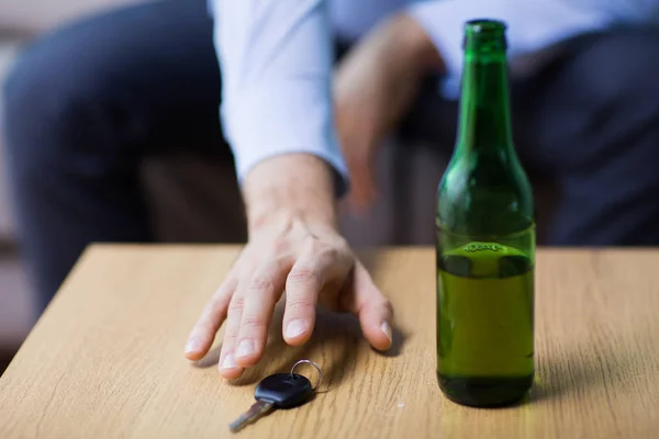 Pijany kierowca ręka biorąc kluczyk z tabeli — Zdjęcie stockowe
