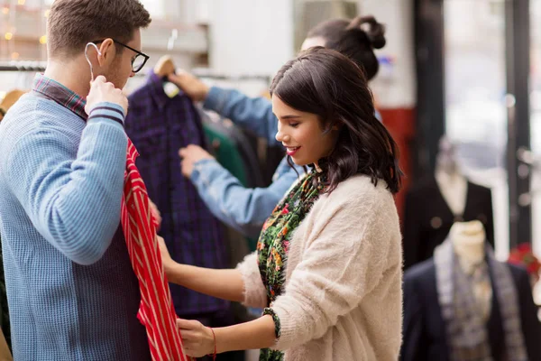 Пара вибирає одяг у вінтажному магазині одягу — стокове фото