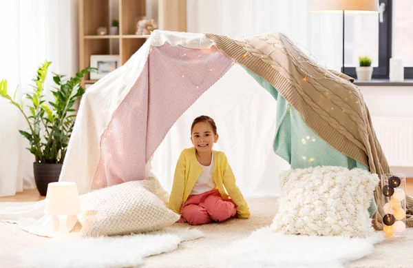 Kleines Mädchen sitzt zu Hause im Kinderzelt — Stockfoto