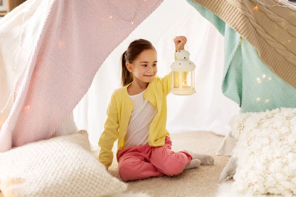 Kleines Mädchen mit Laterne im Kinderzelt zu Hause — Stockfoto