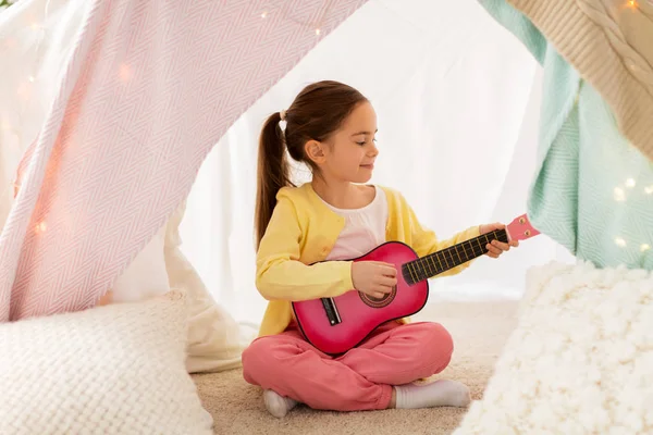 Chica jugando juguete guitarra en niños tienda en casa — Foto de Stock