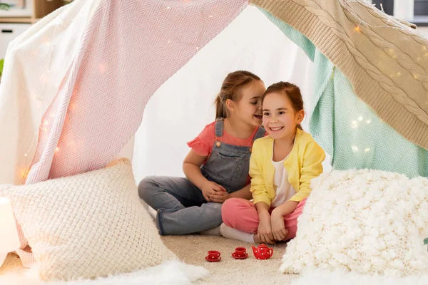 Menina brincando de festa de chá na tenda crianças em casa — Fotografia de Stock