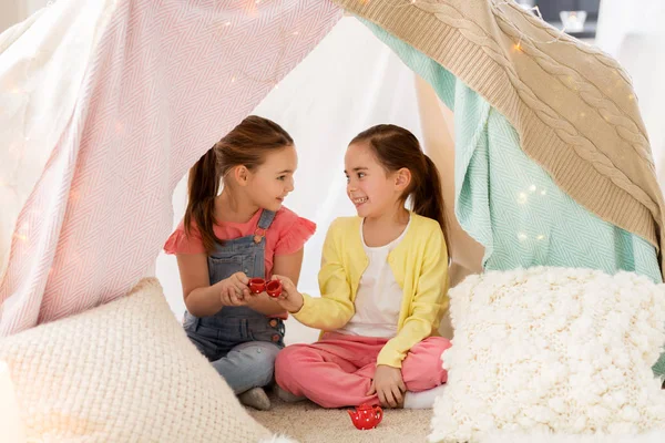 Kleines Mädchen spielt Tee-Party im Kinderzelt zu Hause — Stockfoto