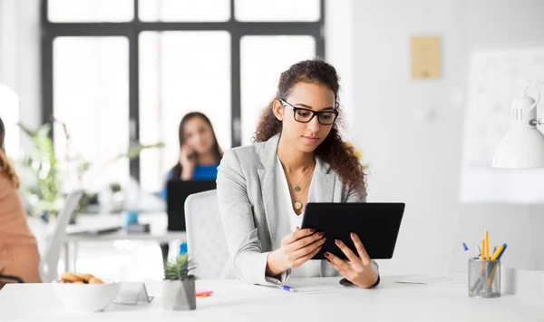 Zakenvrouw met tablet-pc werken op kantoor — Stockfoto