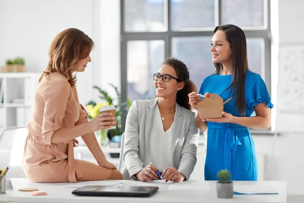 Mujeres de negocios almorzando en la oficina — Foto de Stock