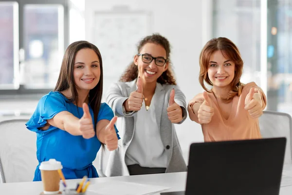 Группа деловых женщин, показывающих большие пальцы в офисе — стоковое фото