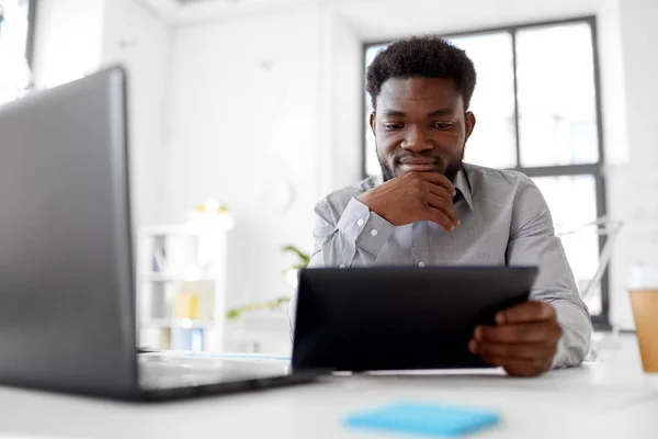 Αφρικανική επιχειρηματίας με το tablet pc στο γραφείο — Φωτογραφία Αρχείου