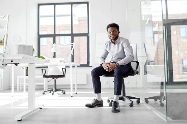 Homme d'affaires africain assis sur une chaise de bureau — Photo