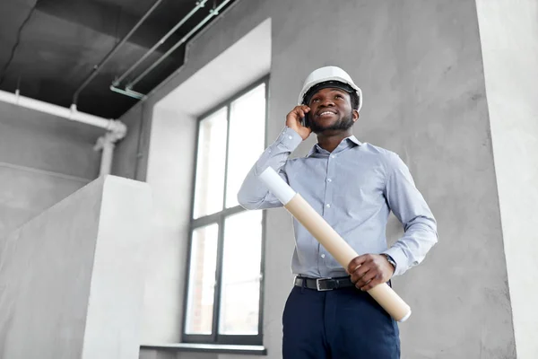 Arquitecto con el plano de llamada en el teléfono inteligente — Foto de Stock