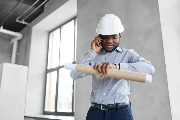 Arquiteto com plano chamando no smartphone — Fotografia de Stock