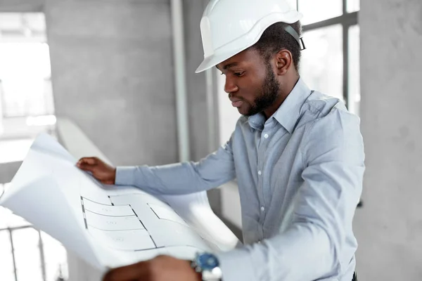 Arquiteto africano em capacete com planta — Fotografia de Stock