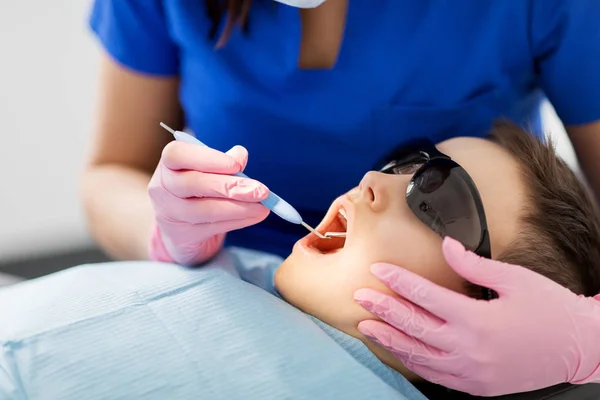 Dentiste vérifier pour les dents d'enfant à la clinique dentaire — Photo