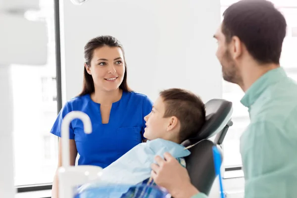 Padre e hijo visitando dentista en clínica dental —  Fotos de Stock