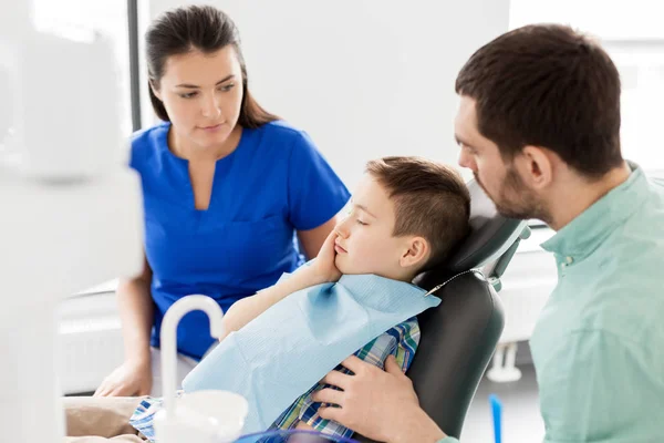 Padre e hijo visitando dentista en clínica dental — Foto de Stock