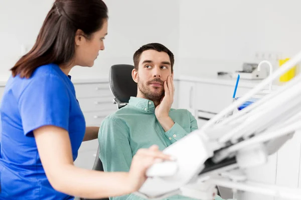 Patiënt met kiespijn op het kantoor tandarts — Stockfoto