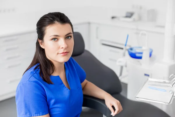 Dentiste ou infirmière au cabinet de la clinique dentaire — Photo