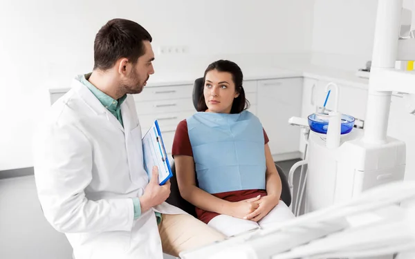 Οδοντίατρος μιλάμε για γυναίκα ασθενής στο οδοντιατρείο — Φωτογραφία Αρχείου