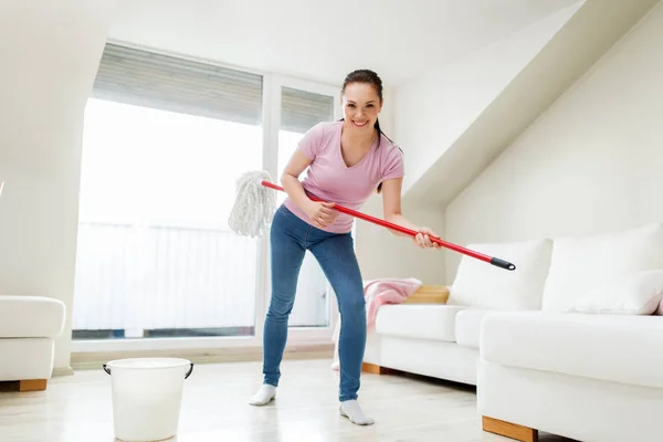 Femme ou femme au foyer avec sol nettoyant à la maison — Photo