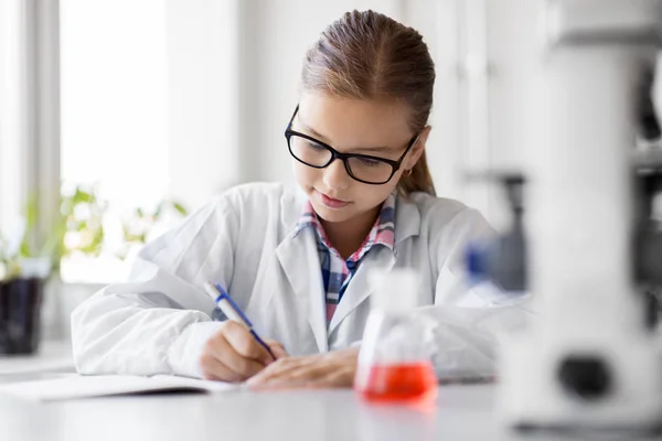 Chica estudiando química en el laboratorio escolar — Foto de Stock