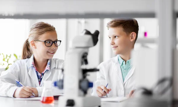 Crianças que estudam química no laboratório da escola — Fotografia de Stock