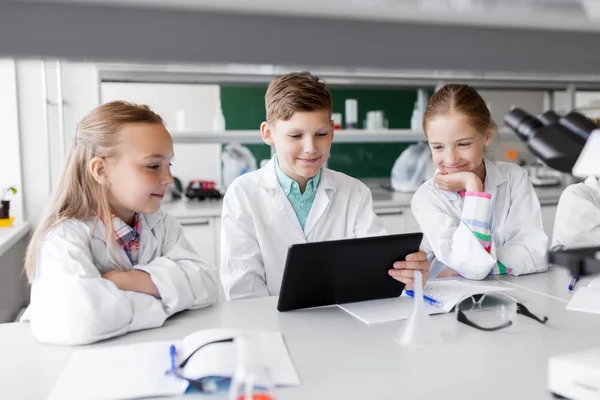 Niños con tablet pc en el laboratorio escolar — Foto de Stock