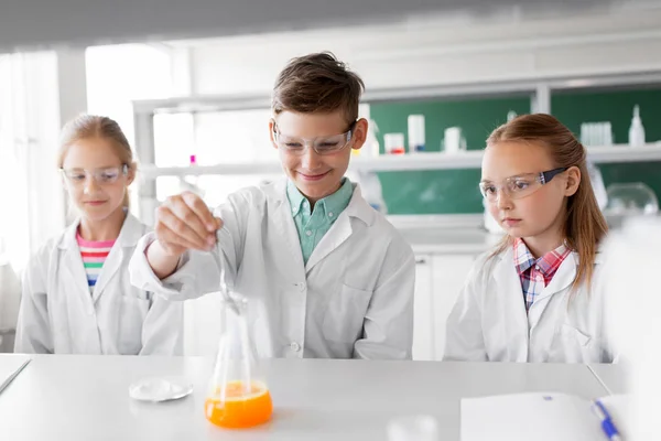 Kinder mit Reagenzglas studieren Chemie in der Schule — Stockfoto