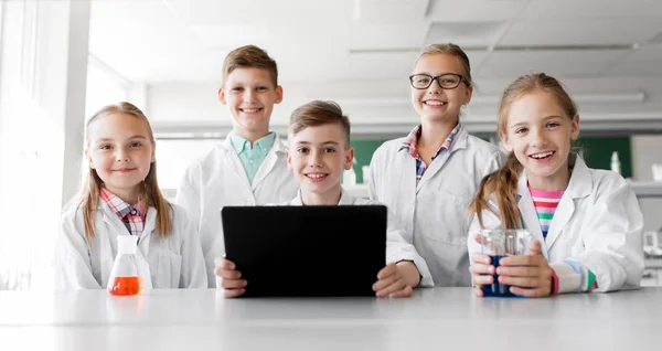 Szczęśliwy kids z komputera typu tablet w laboratorium szkoły — Zdjęcie stockowe