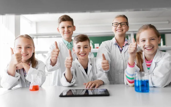 Szczęśliwy kids wyświetlane kciuki w laboratorium szkoły — Zdjęcie stockowe